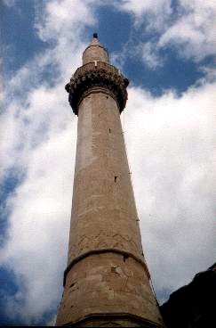 Das Minarett der Karadjoz-Beg-Moschee