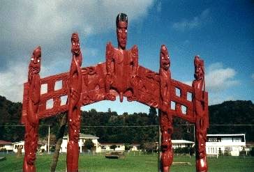 Maori-Pfähle