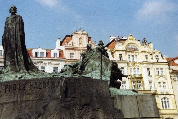Altstädter Ring mit Jan-Hus-Denkmal